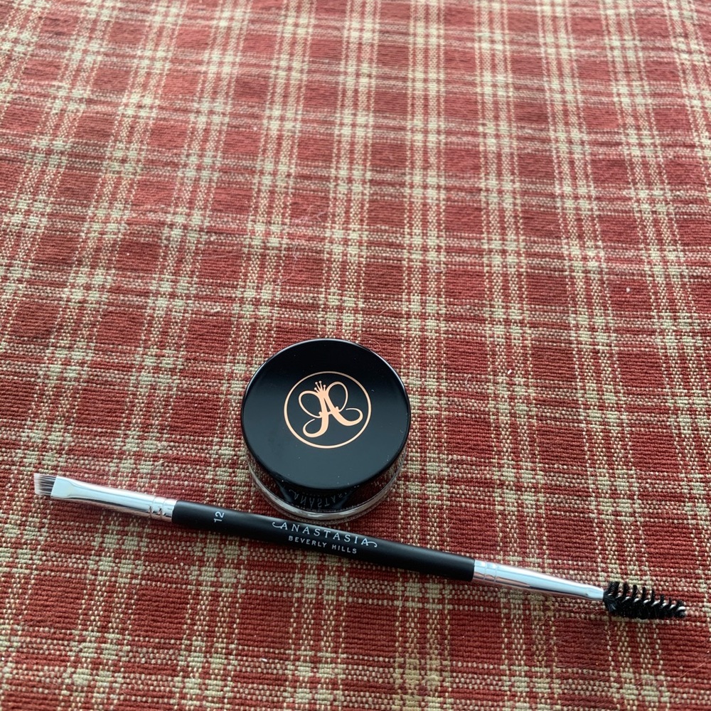 Dipbrow Pomade in Taupe and 12 Brush